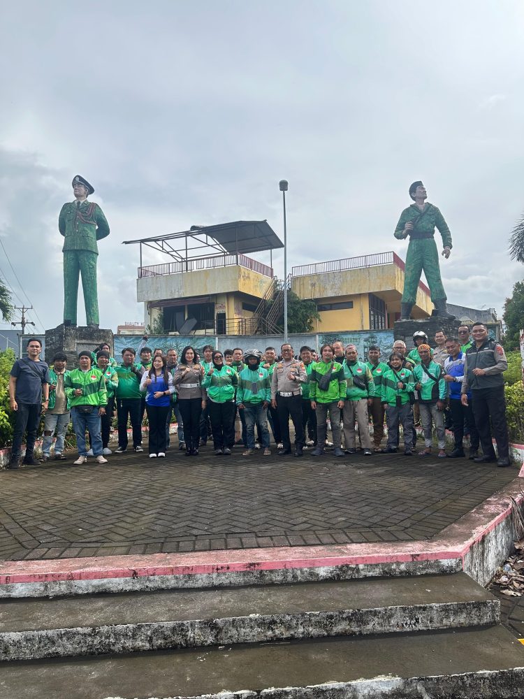 Jumat Berkah Dir Lantas Polda Sulut: Bagikan Makanan Gratis untuk Driver Ojol dan Masyarakat di Kawasan Patung Wolter Monginsidi