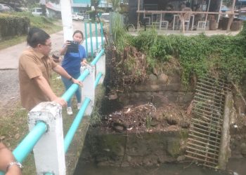 Kadis PU Jhon Suwuh Pantau Langsung Pengerukan Sungai di Manado